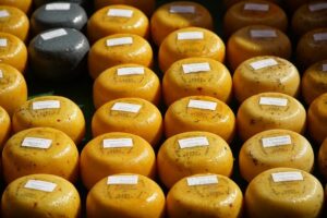 Ile kalorii ma ser żółty? Wartości odżywcze i waga